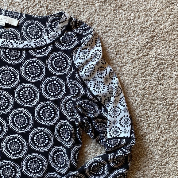 Loft blouse, great should detail in opposite pattern! Button close on sleeve. - Picture 3 of 4